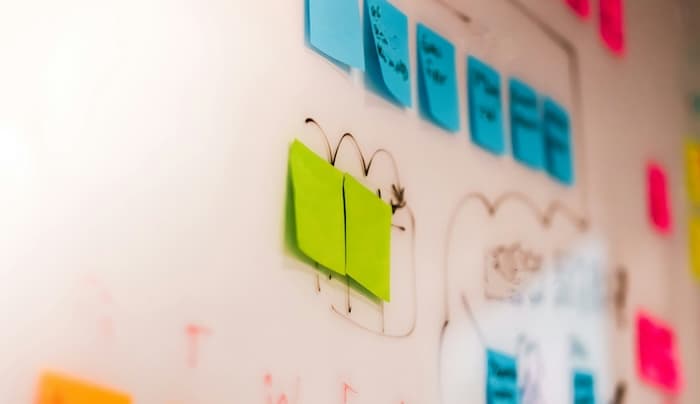 협업을 통해 아이디어를 실현하는 팀 이미지